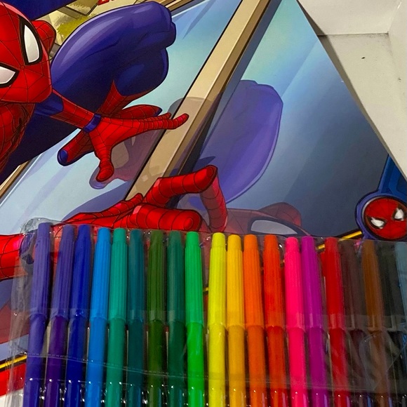 NWT Spider-Man Bundle Giant Sized Marvel Coloring & Activity Book  20 Markers💕 - Picture 3 of 9